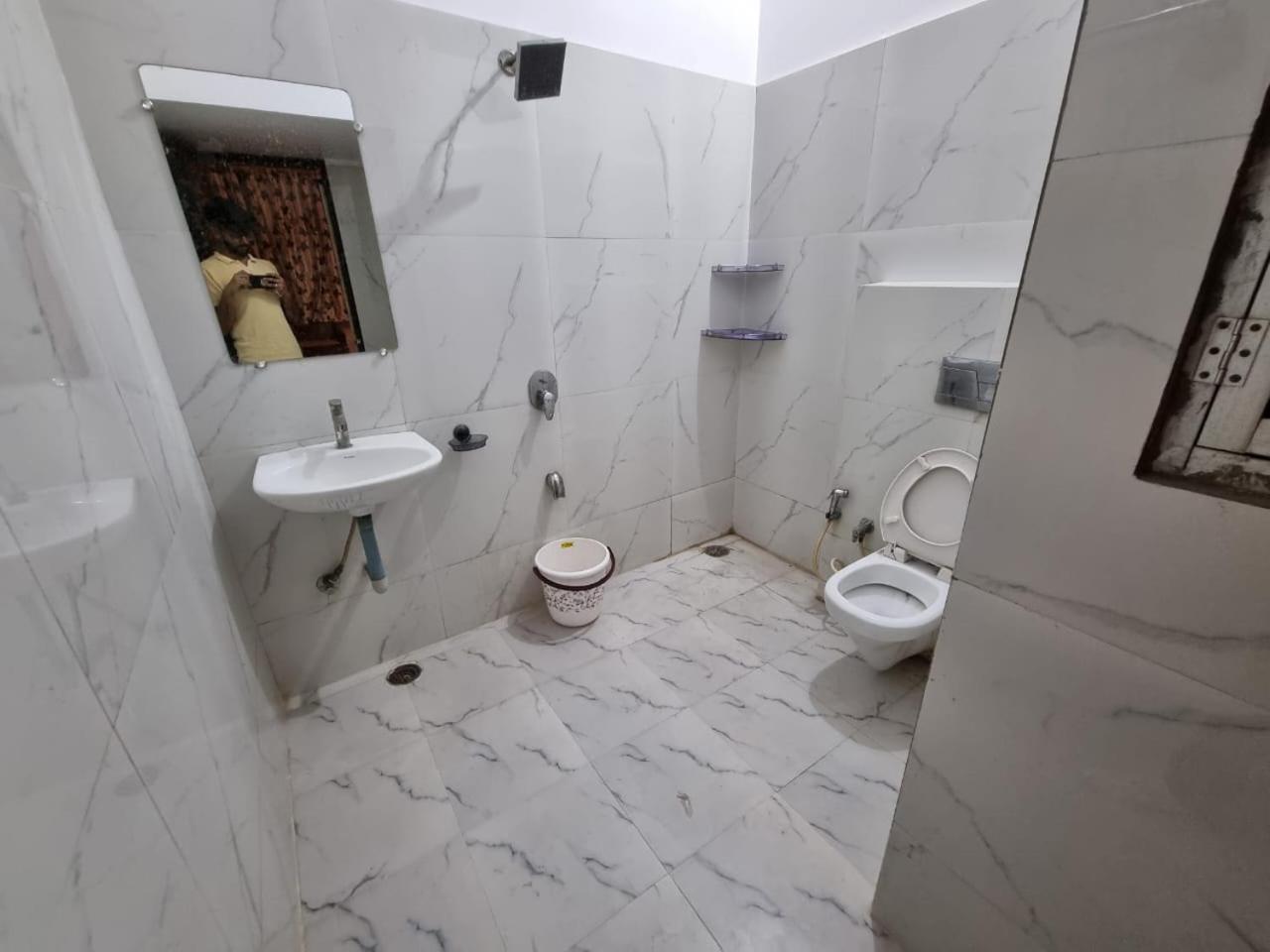 Leela Homestay Jabalpur - Lily - 2 Bhk Luxury Appartment Exteriör bild