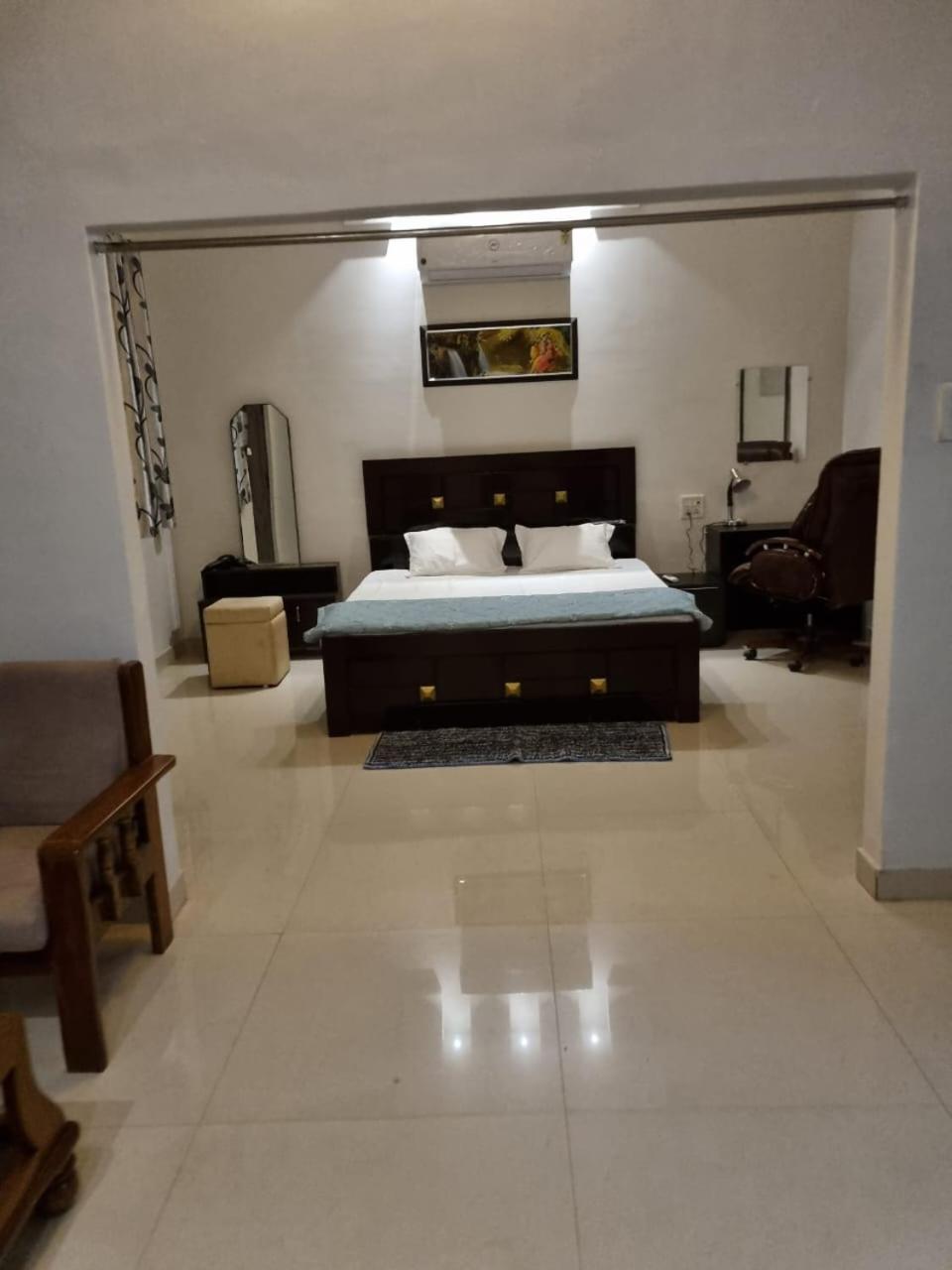 Leela Homestay Jabalpur - Lily - 2 Bhk Luxury Appartment Exteriör bild