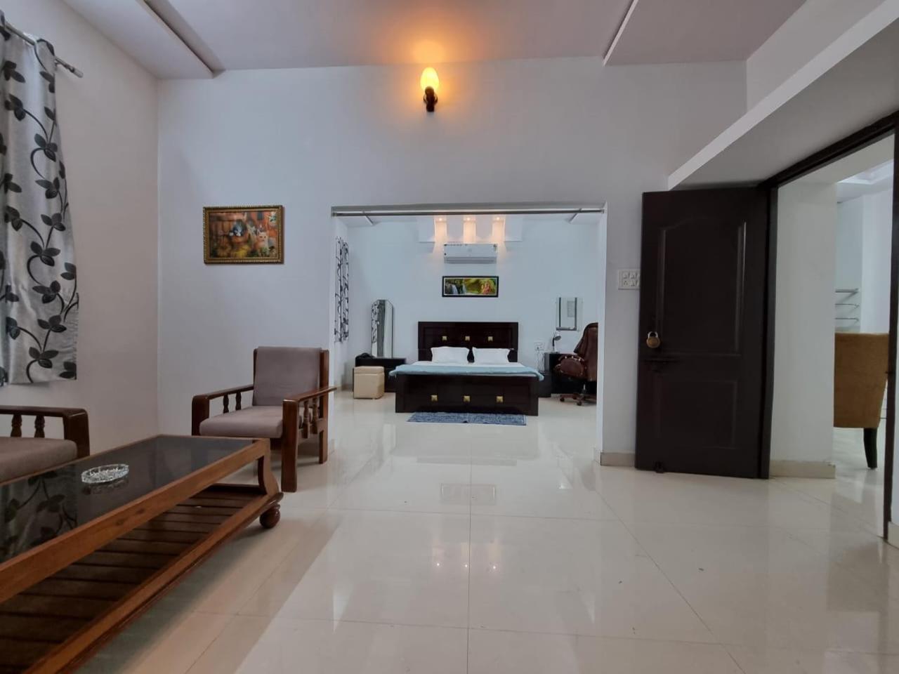 Leela Homestay Jabalpur - Lily - 2 Bhk Luxury Appartment Exteriör bild
