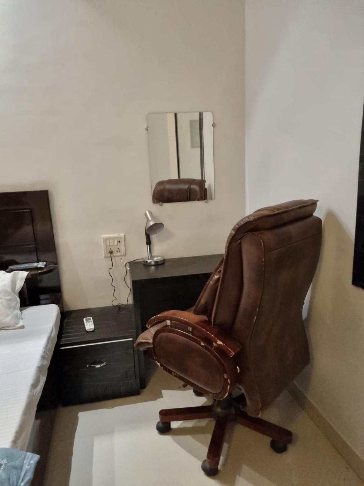 Leela Homestay Jabalpur - Lily - 2 Bhk Luxury Appartment Exteriör bild